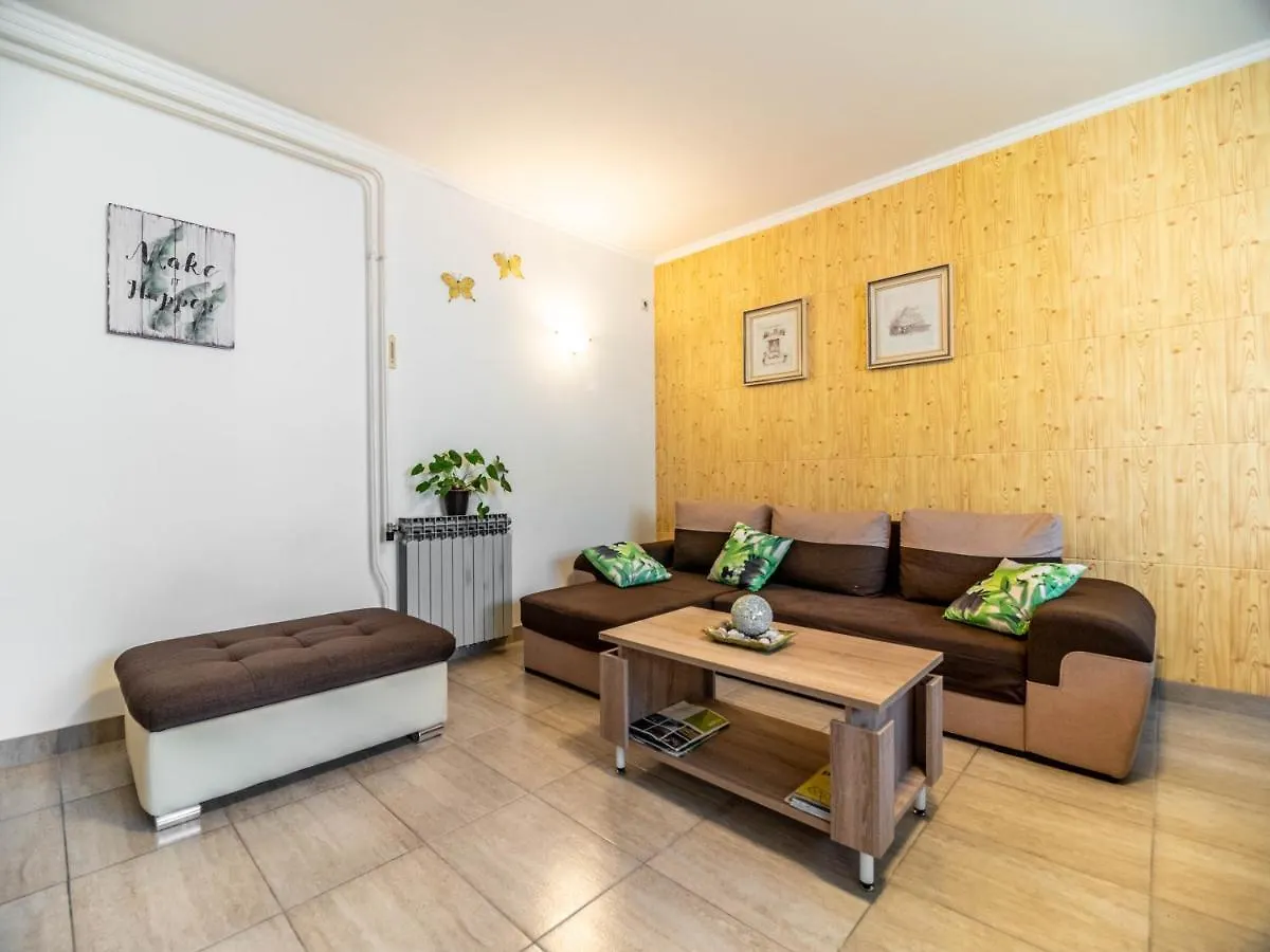 Vacation Apartment With Pool Loborika