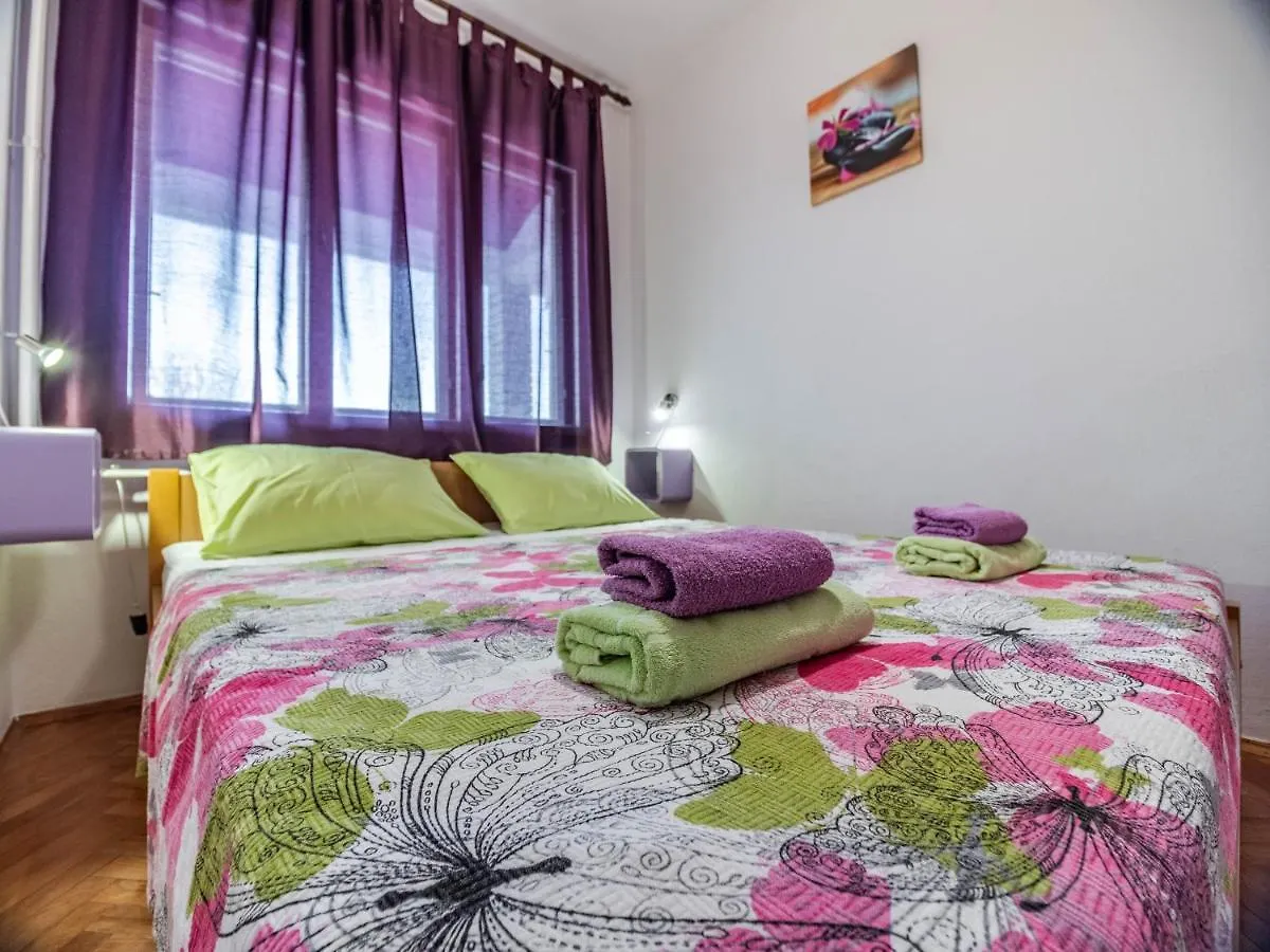 Vacation Apartment With Pool Loborika