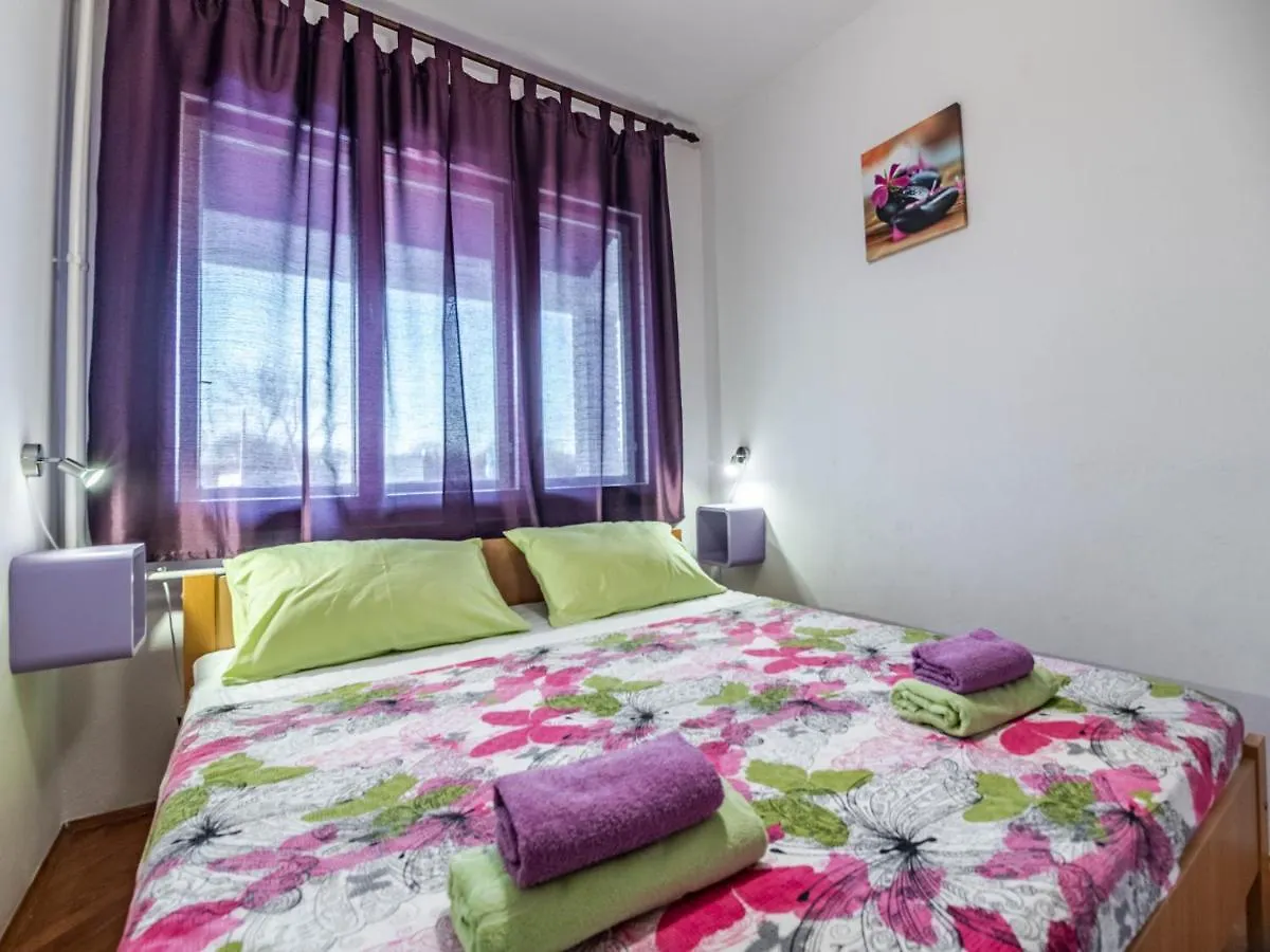 Vacation Apartment With Pool Loborika