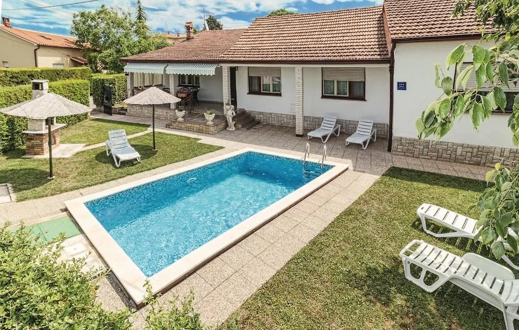 Vacation Apartment With Pool Loborika