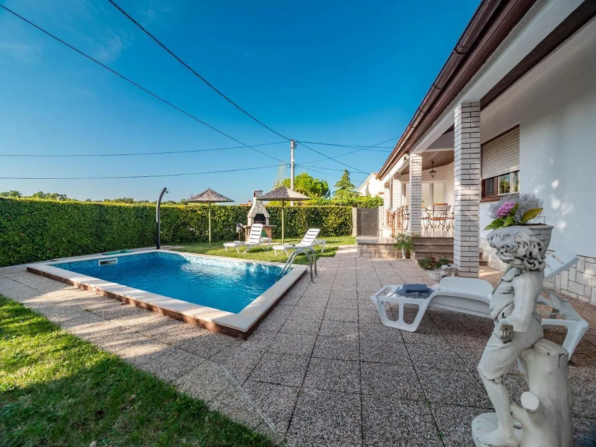 Vacation Apartment With Pool Loborika