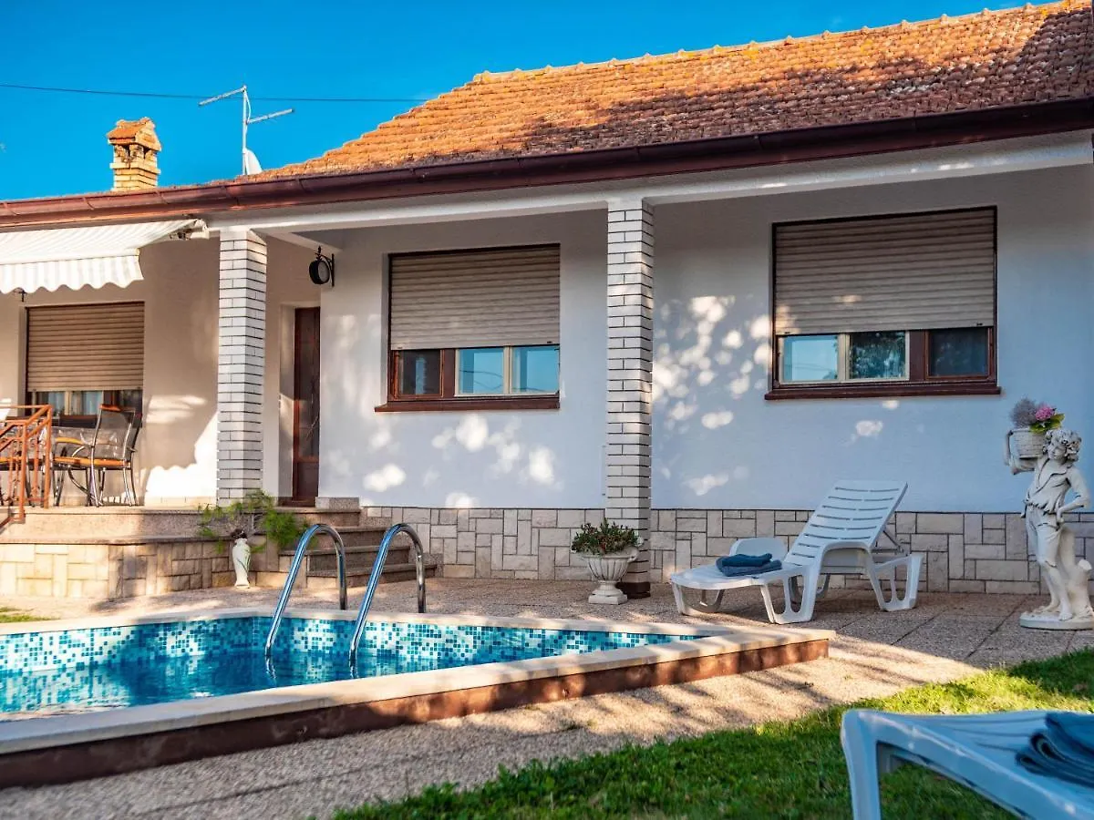 Vacation Apartment With Pool Loborika