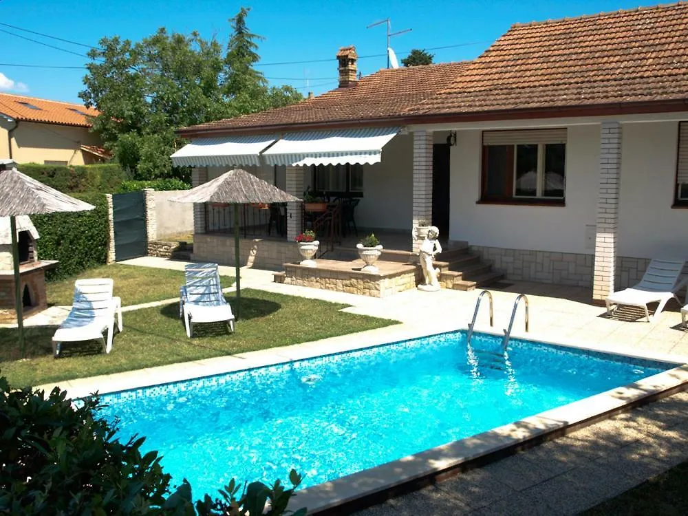 Vacation Apartment With Pool Loborika